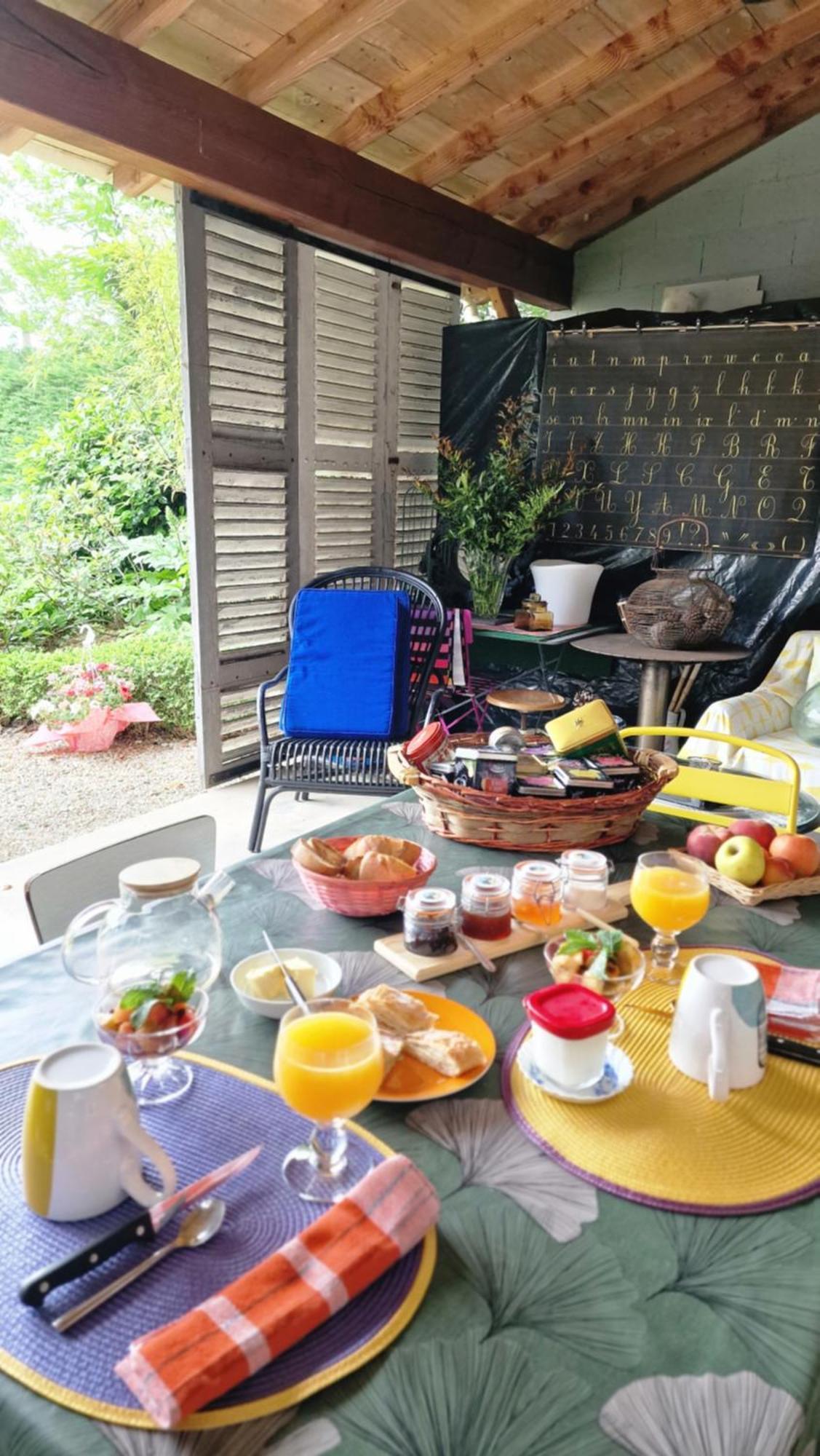 Bed and Breakfast A l'Ecole Buissonnière Lacrouzette Esterno foto